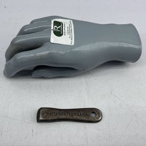 Destapador Antiguo "Malta Montevideana" y Mano de Maniquí Gris - imagen 1