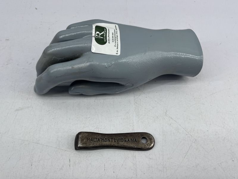 Destapador Antiguo "Malta Montevideana" y Mano de Maniquí Gris
