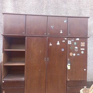 Ropero Grande Marrón con Mueble Aéreo Superior - imagen 1