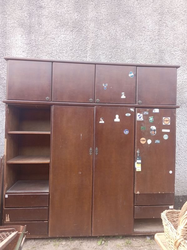 Ropero Grande Marrón con Mueble Aéreo Superior