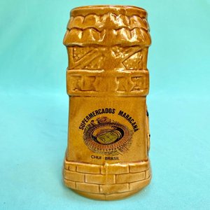 Jarra de cerveza : Diseño: forma de cabaña con gaucho y caballo. Publicidad de supermercados Maracaná , Brasil. Altura: 16.5 cm. - imagen 2
