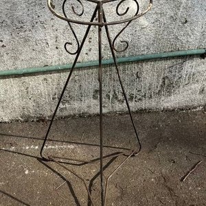 Pedestal de Hierro Forjado con Detalles Ornamentales - imagen 1