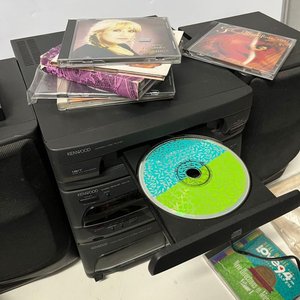 Equipo de Audio Kenwood con Parlantes y Mando a Distancia, Incluye CDs y Cassettes Varios - imagen 3