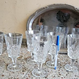 Juego de 6 Copas de Cristal Tallado con Bandeja Plateada - imagen 2