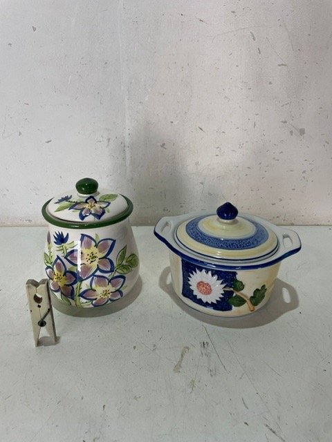 Lote anterior: Azucarero y bollon de cerámica con diseño floral