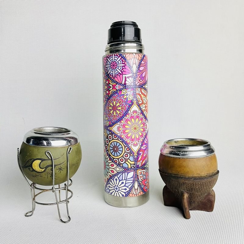 Termo y taza de metal para viaje