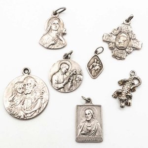 Lote anterior: Lote de 7 Dijes de Plata (6 Religiosos) con Detalle de Cocodrilo