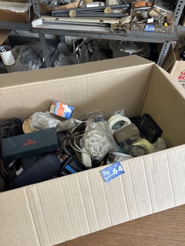 Caja con Varios Artículos Electrónicos y Herramientas - imagen 5
