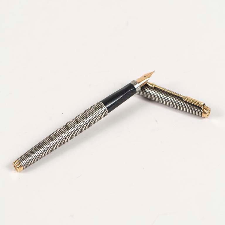 Lote siguiente: Lapicera Parker plata Sterling con pluma oro 14
