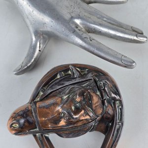 Lote siguiente: Tintero de Bronce con Diseño de Herradura y Cabeza de Caballo