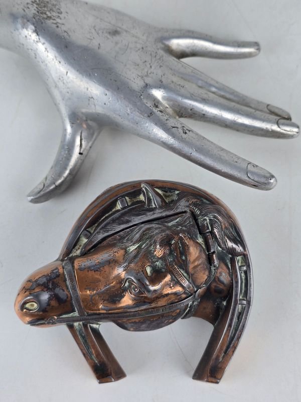 Tintero de Bronce con Diseño de Herradura y Cabeza de Caballo