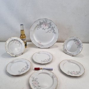 L 393 - Set De 7 Piezas - Elegante set de 7 piezas de vajilla de mesa en porcelana fina, con diseño floral y bordes dorados, de la reconocida firma uruguaya Porcelana Olmos, ideales para vestir una mesa de estilo - imagen 2