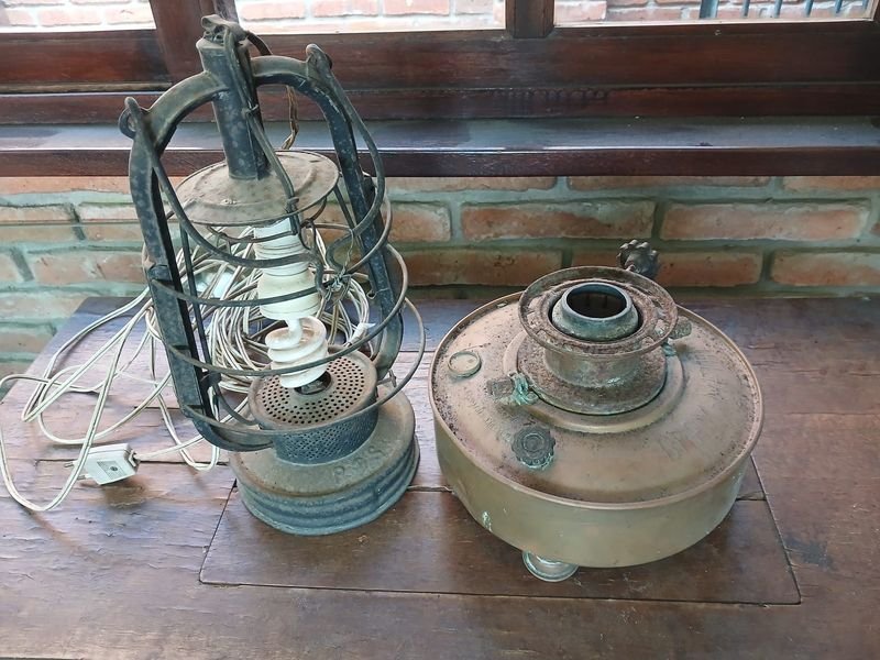 Lote de dos faroles: uno a queroseno y otro adaptado a eléctrico