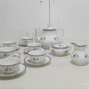 Juego de Té de Porcelana Portuguesa "V.A." con Cafetera, Azucarero y 6 Tazas con Platillos - imagen 2