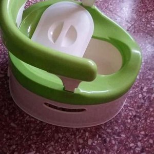 Inodoro portátil con respaldo tapa y interior extraible verde y blanco - imagen 4