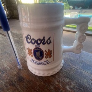 Jarra de Loza Blanca Coors Beer con Monograma - imagen 3