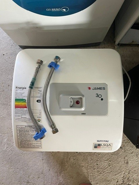 Lote siguiente: Termofón de agua James 30 lt