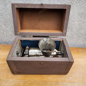 Máquina de Picar Carne Antigua "Made in England" con Caja de Madera - imagen 4
