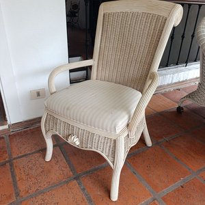 Butaca de Ratan con Respaldo Alto y Asiento Tapizado - imagen 1