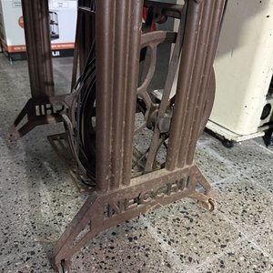 Máquina de Coser Necchi Antigua con Mueble y Tapa - imagen 2