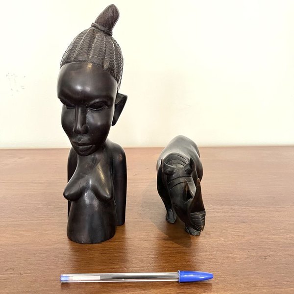 Escultura de madera tallada africana con rinoceronte y figura humana - imagen 2