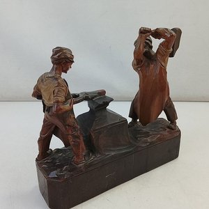 Escultura de Madera Tallada: Herreros Trabajando en la Fragua - imagen 3