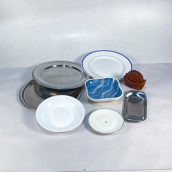 Lote de 8 piezas: Bandejas metálicas, platos, posavasos y más - imagen 1