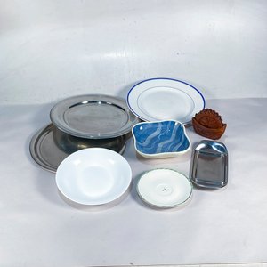 Lote siguiente: Lote de 8 piezas: Bandejas metálicas, platos, posavasos y más
