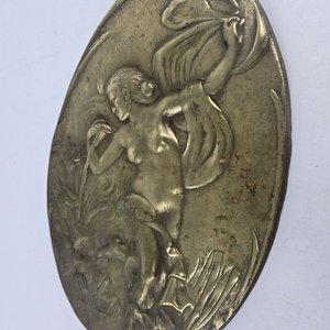 Placa Art Nouveau en Bronce con Figura Femenina y Naturaleza - imagen 2