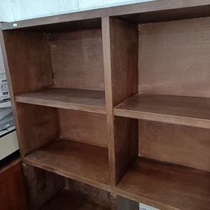 Mesa de Luz con Repisa de Madera Oscura - imagen 3