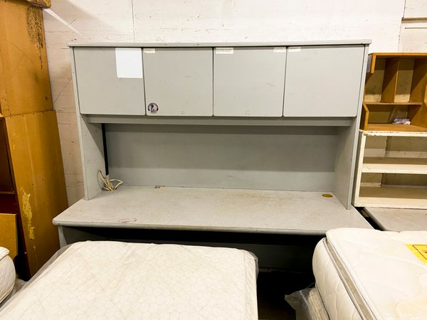 Escritorio de oficina gris con alzada y compartimentos