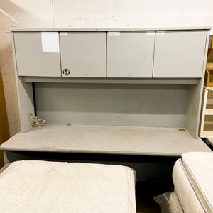 Lote anterior: Escritorio de oficina gris con alzada y compartimentos