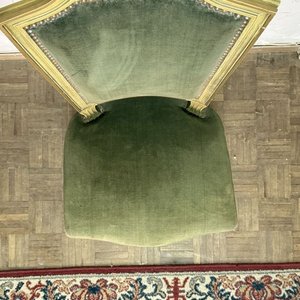 Silla Clásica de Madera con Tapizado Verde y Detalles Dorados - imagen 6