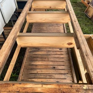 Mesa de Trabajo Robusta de Madera con Cajones y Estantes - imagen 6