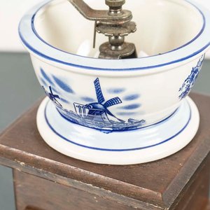 Molinillo de Café Vintage de Madera y Loza con Diseño de Molinos - imagen 2