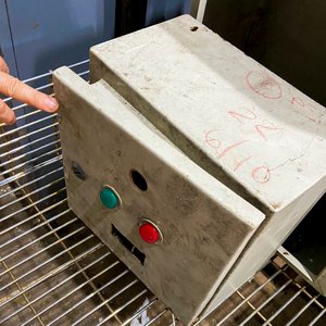 Dos tableros electricos chapa uno de ellos sin tapa - imagen 4