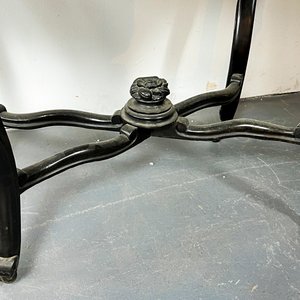 Mesa Victoriana Caoba con Tapa de Mármol Blanco y Detalles Tallados - imagen 4