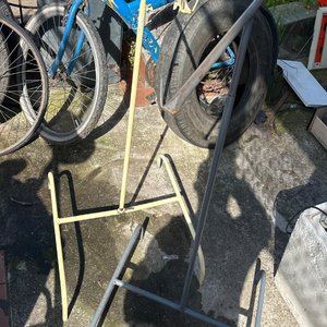 Lote siguiente: Percheros Metálicos con Ruedas y Neumático