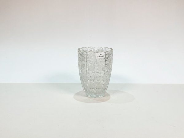 Lote anterior: Un florero de cristal con forma cónica y decoraciones estrellas