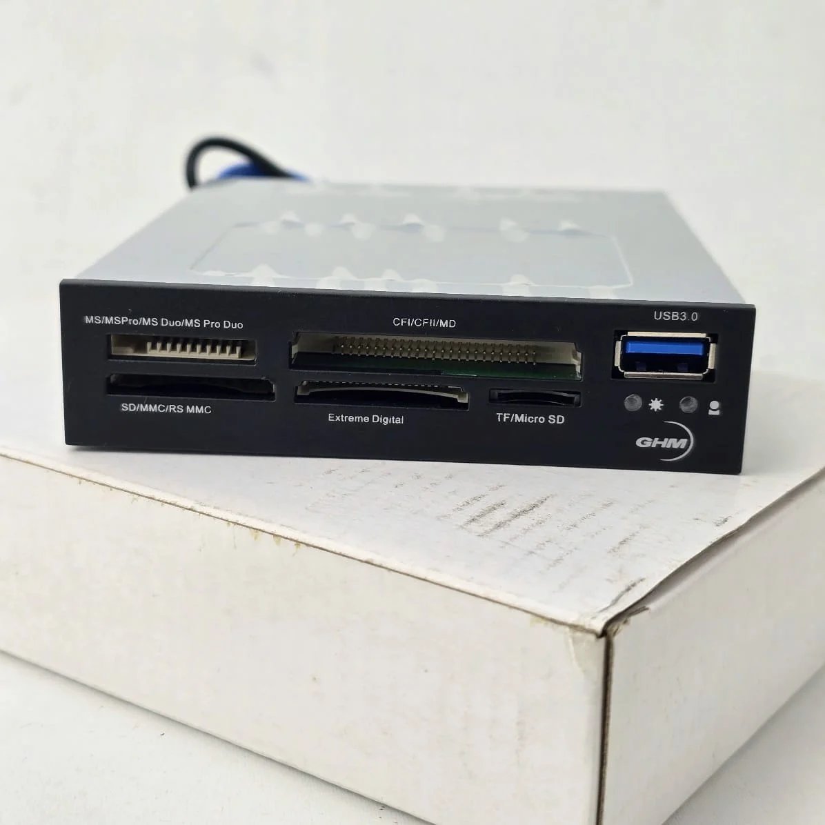 Lector de memorias varias con USB 3.0 y múltiples ranuras - imagen 1
