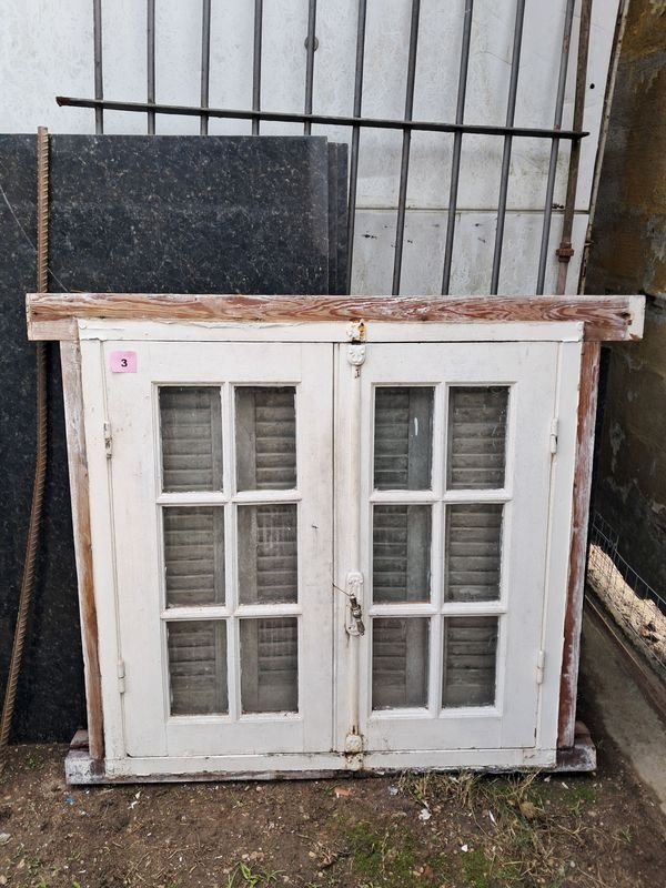 Ventana Colonial de Madera con Celosías