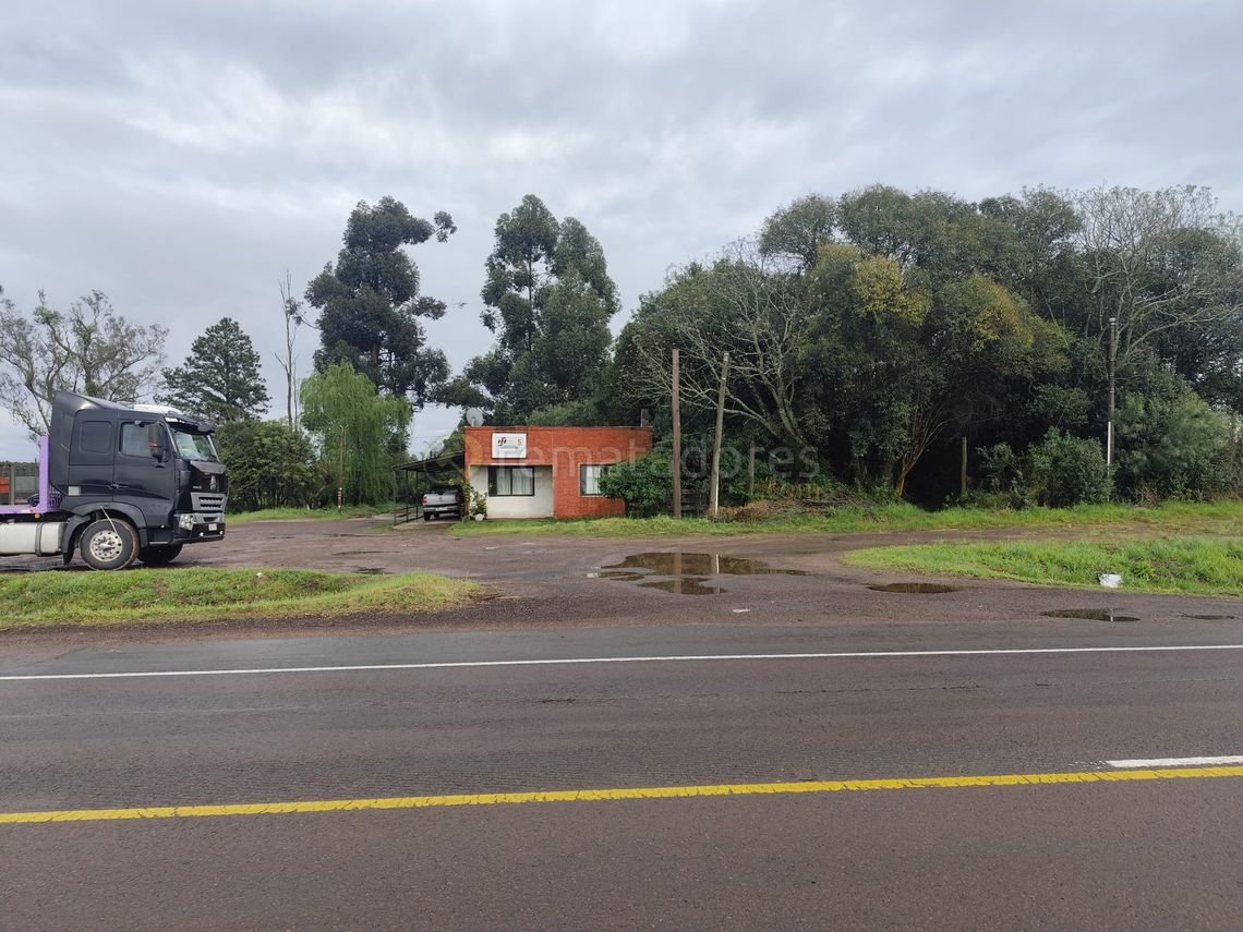 Terreno con Edificación y Plano Catastral en T acuarembó