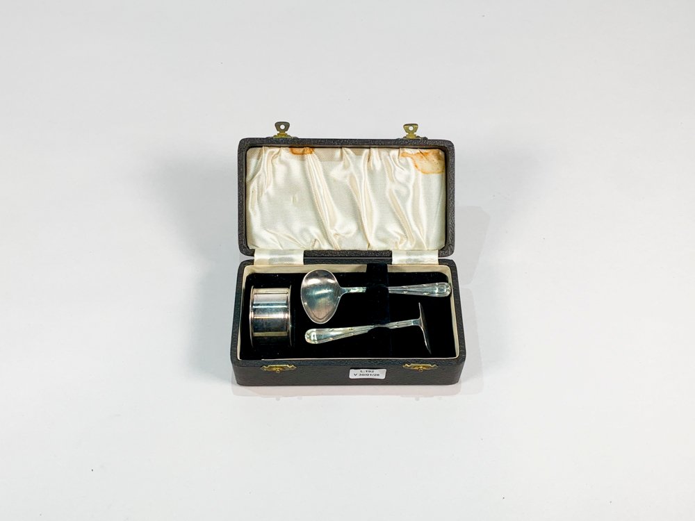 Lote anterior: Estuche de metal con utensilios y cuchara