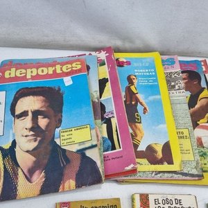 L 368 - Lote De Varias Unidades - Atractivo lote de revistas 'Deportes' con tematica futbolistica y diversos libros de bolsillo con historias de aventura y del oeste, ideal para coleccionistas y lectura casual - imagen 3