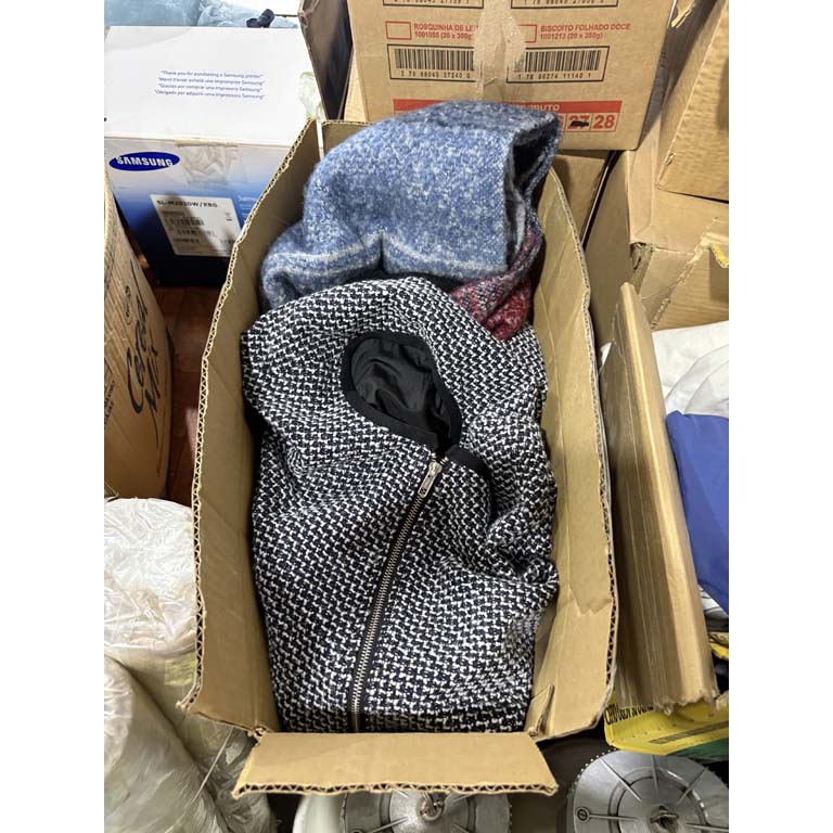 Lote siguiente: Lote de prendas de vestir variadas