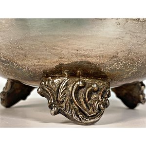 Centro de Mesa Metálico con Tapa y Patas Ornamentadas - imagen 3