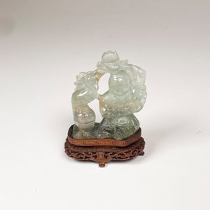 Figura de Jade o Cristal Tallado con Base de Madera - imagen 2