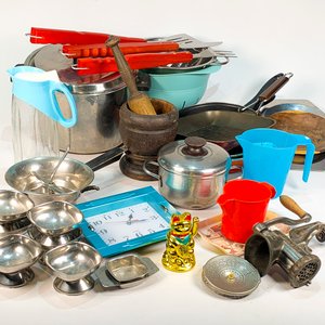 Lote anterior: Lote de Artículos de Cocina: Sartenes, Olla, Máquina Picadora, Mortero y Más
