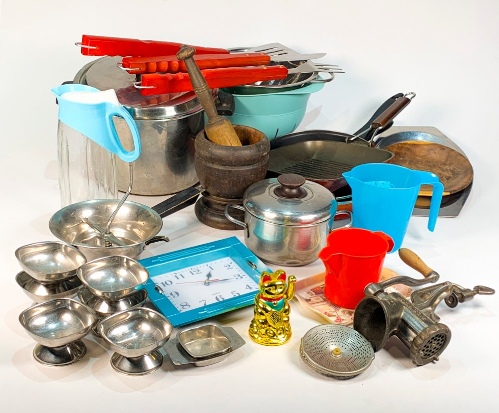 Lote de Artículos de Cocina: Sartenes, Olla, Máquina Picadora, Mortero y Más