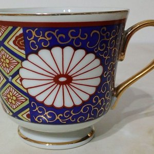 Lote siguiente: Taza Antigua de Porcelana Japonesa Estilo Imari con Detalles Pintados a Mano
